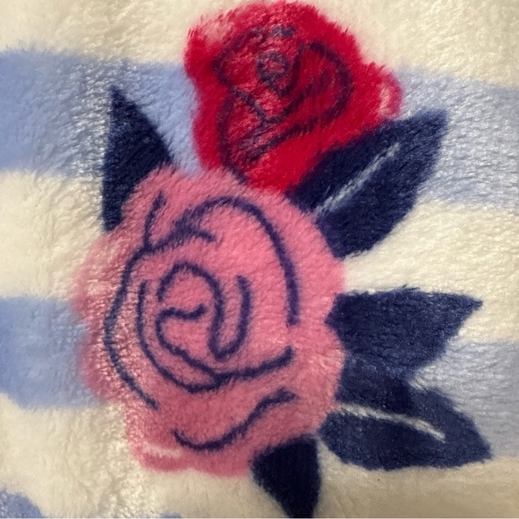 New Netflix Emily In Paris Soft Plush 50" x 70" Roses Throw Blanket Tag & Hanger - Picture 7 of 8